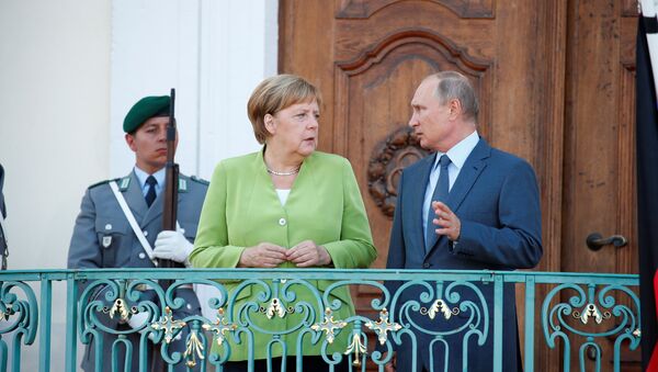 German Chancellor Angela Merkel and Russian President Vladimir Putin give statements ahead of a meeting at the German government guest house Meseberg Palace in Gransee, Germany August 18, 2018. - Sputnik International