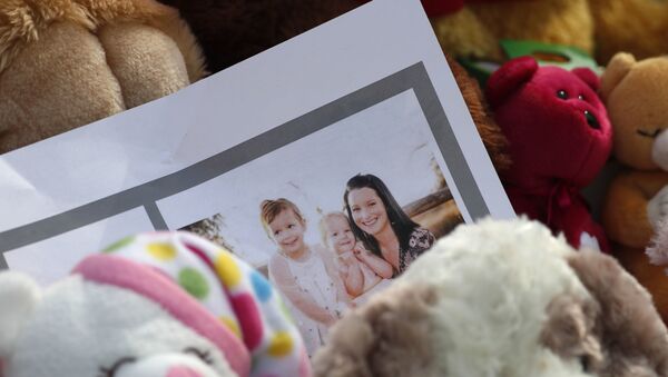 A photograph sits amid the tributes as they grow outside the home where a pregnant woman, Shanann Watts, and her two daughters, Bella and Celeste, lived Thursday, Aug. 16, 2018, in Frederick, Colo. - Sputnik International