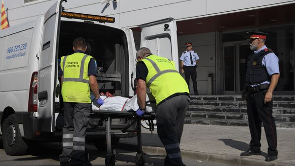 The body of a man who tried to attack a police station is carried out of the premises in Cornella near the northeastern Spanish city of Barcelona on August 20, 2018 - Sputnik International