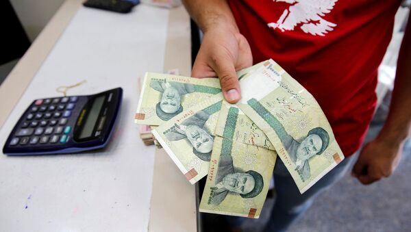 A vendor inspects Iranian rials at a currency exchange shop in Baghdad, Iraq August 8, 2018 - Sputnik International