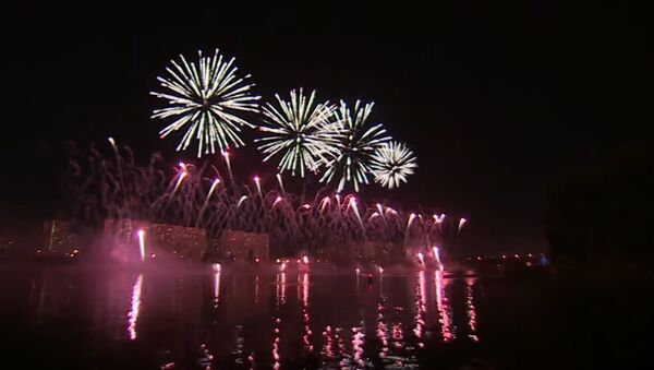Russia: Spectacular firework festival illuminates Moscow sky - Sputnik International