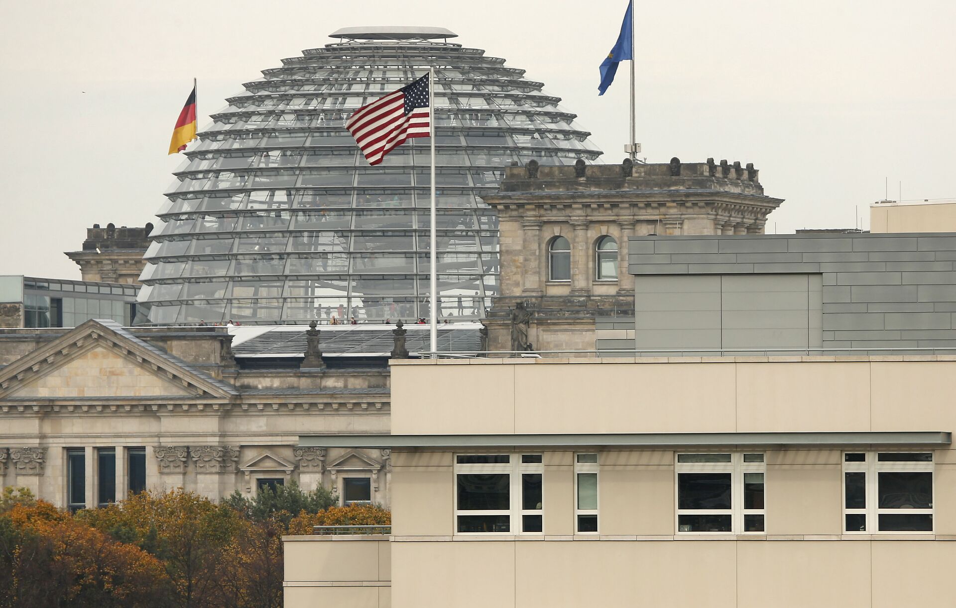 American flag flies on top of the U.S. embassy in front of the Reichstag building that houses the German Parliament, Bundestag, in Berlin, Germany (File) - Sputnik International, 1920, 07.12.2022