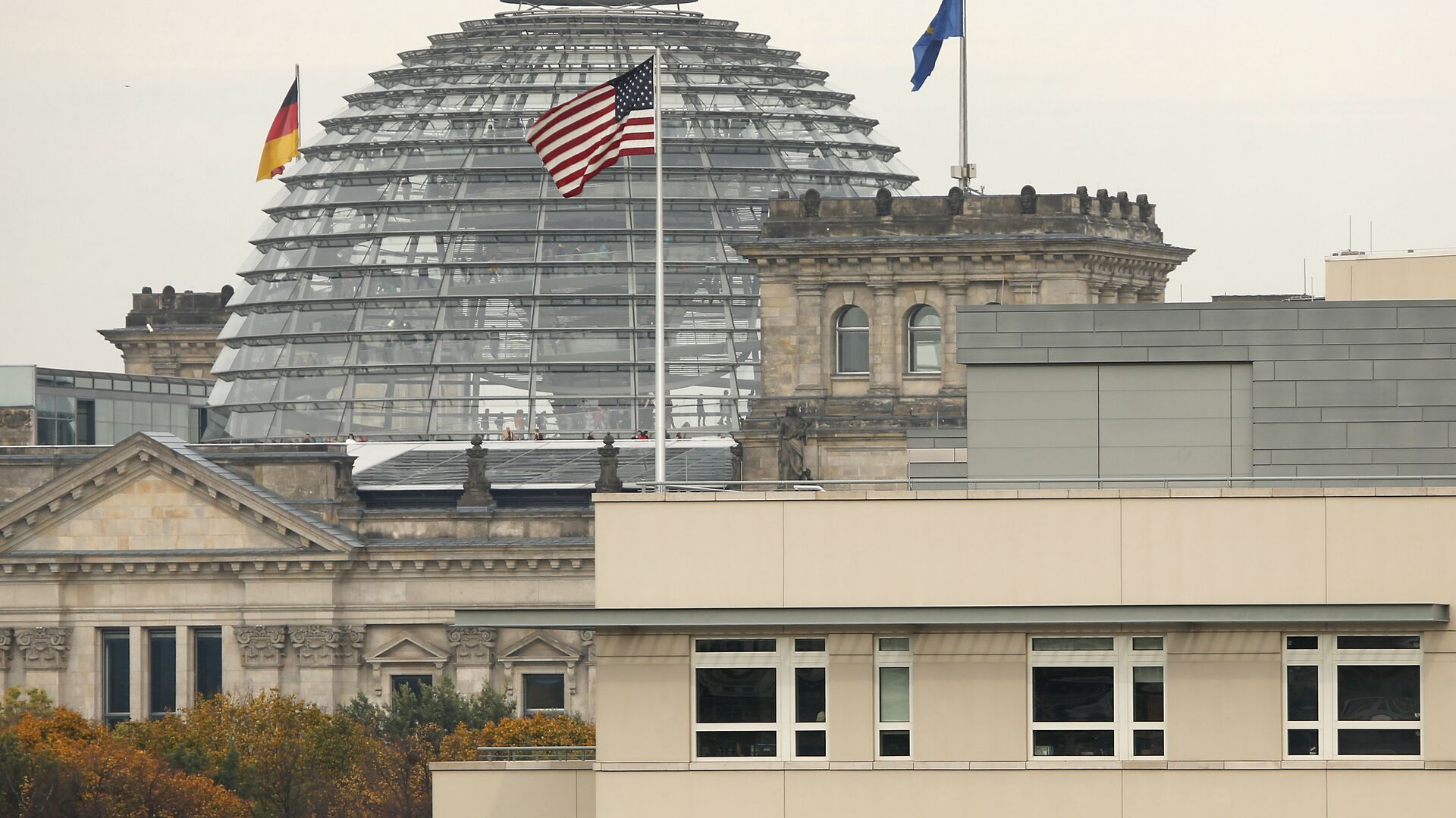 American flag flies on top of the U.S. embassy in front of the Reichstag building that houses the German Parliament, Bundestag, in Berlin, Germany (File) - Sputnik International, 1920, 21.06.2021