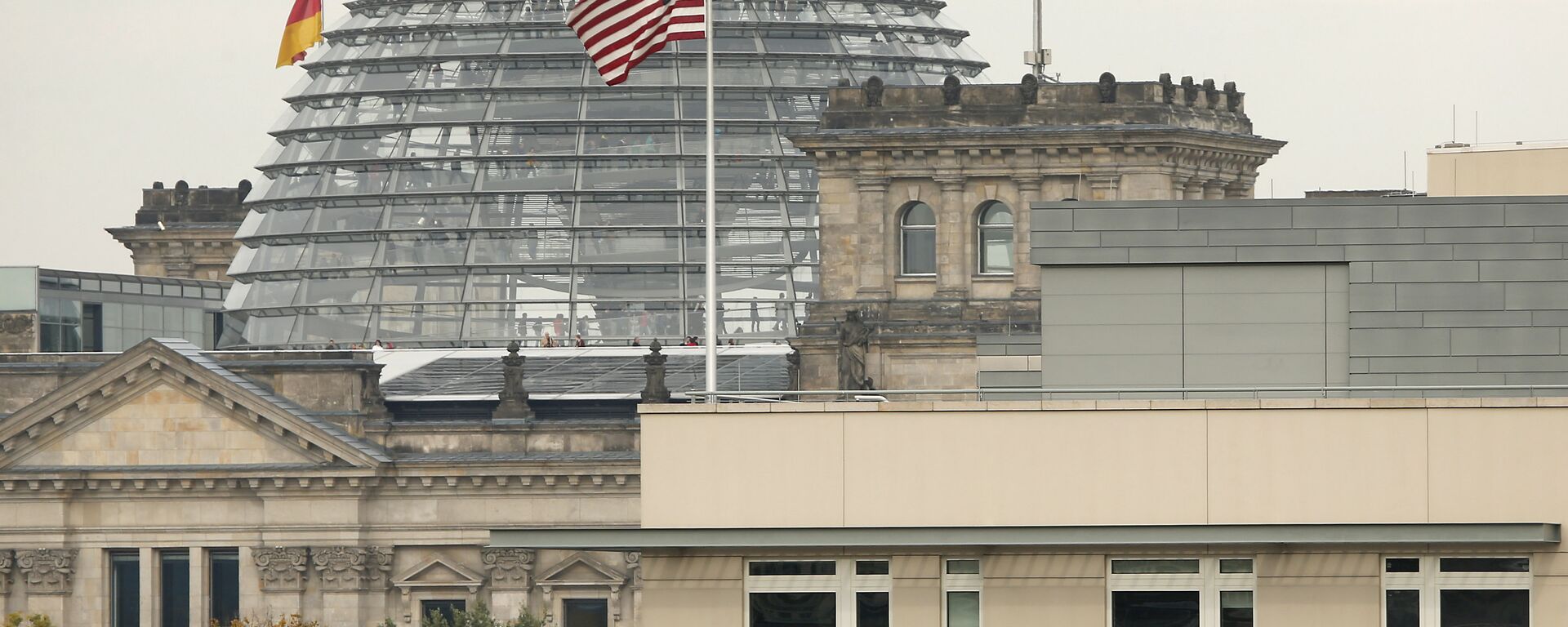 American flag flies on top of the U.S. embassy in front of the Reichstag building that houses the German Parliament, Bundestag, in Berlin, Germany (File) - Sputnik International, 1920, 10.08.2023