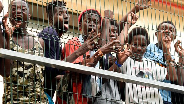 Migrants of the immigrant center CETI welcomes newly arrived African immigrants in the Spanish enclave Ceuta, after some 200 refugees crossed the border fence between Morocco and Ceuta August 22, 2018 - Sputnik International
