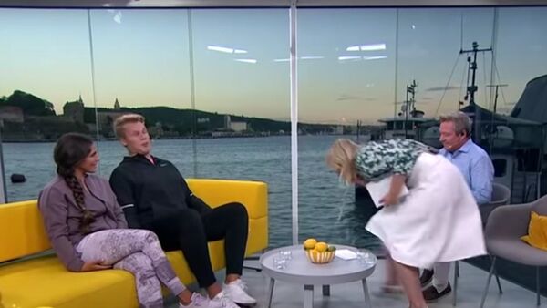 Norwegian TV-host throws up on guest on live TV - Sputnik International