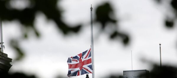 The British flag is seen at half mast. - Sputnik International