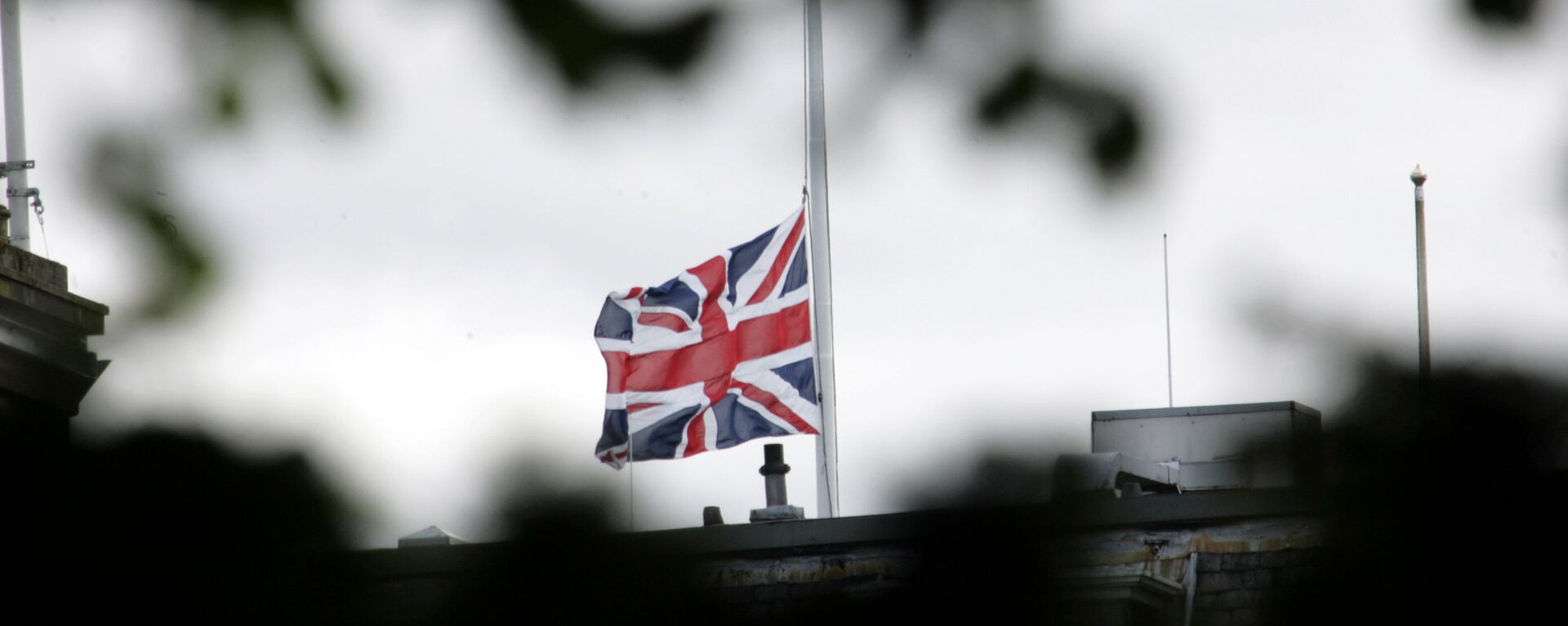 The British flag is seen at half mast. - Sputnik International, 1920, 02.02.2021