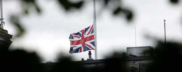 The British flag is seen at half mast. - Sputnik International