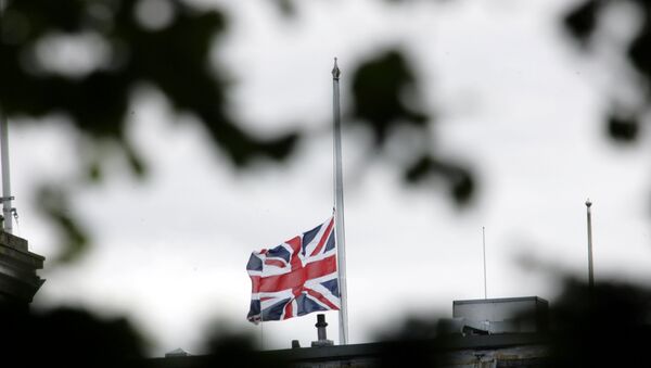 The British flag is seen at half mast. - Sputnik International