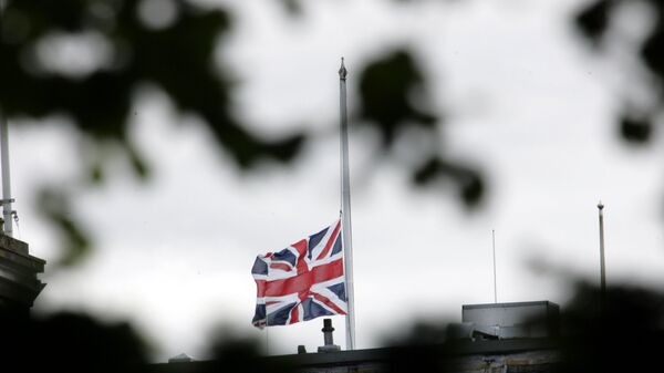 The British flag is seen at half mast. - Sputnik International