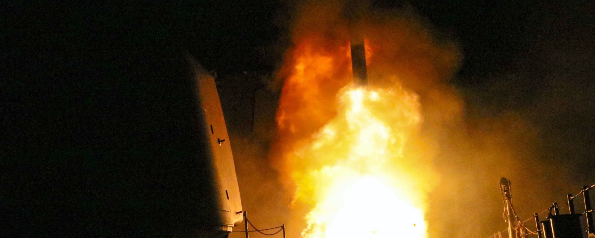 In this image provided by the U.S. Navy, the guided-missile cruiser USS Monterey (CG 61) fires a Tomahawk land attack missile Saturday, April 14, 2018, as part of the military response to Syria's alleged use of chemical weapons on April 7.  - Sputnik International, 1920, 28.10.2022
