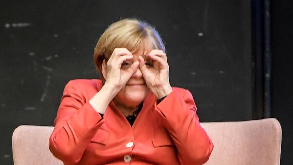 German Chancellor Angela Merkel With 'Binoculars' - Sputnik International