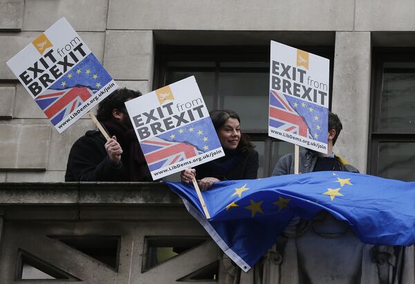 People demonstrate against Brexit on a balcony in London, Wednesday, Feb. 14, 2018, as Britain's Foreign Secretary Boris Johnson delivers a speech focusing on Britain leaving the EU. The Foreign Office says Johnson will use a speech Wednesday to argue for an outward-facing, liberal and global Britain after the U.K. leaves the bloc People demonstrate against Brexit on a balcony in London, Wednesday, Feb. 14, 2018, as Britain's Foreign Secretary Boris Johnson delivers a speech focusing on Britain leaving the EU. The Foreign Office says Johnson will use a speech Wednesday to argue for an outward-facing, liberal and global Britain after the U.K. leaves the bloc - Sputnik International