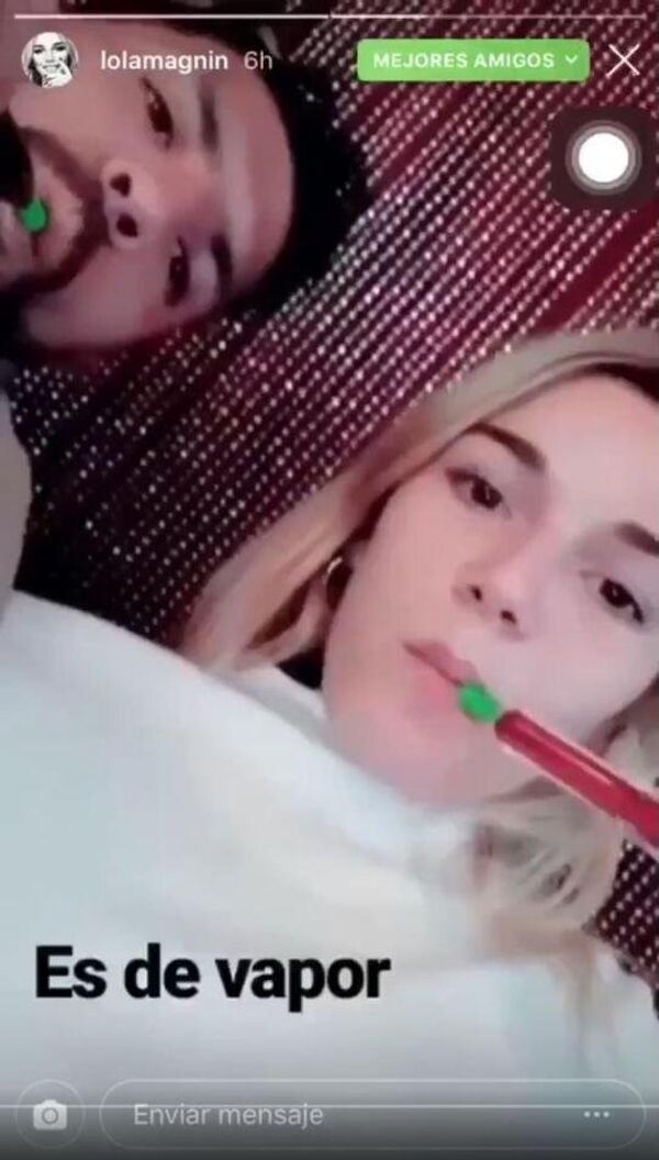 Sergio Aguero is seen blowing out smoke alongside his friend, Argentine model Lola Magnin - Sputnik International