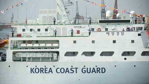 Sailors stand onboard South Korean coast guard ship BADARO (File) - Sputnik International