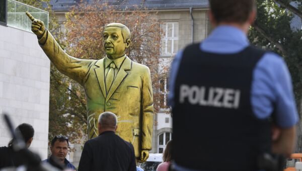 Police and passersby surround a statue showing Turkish President Erdogan which is part of the art festival 'Wiesbaden Biennale' in Wiesbaden, western Germany, Tuesday, Aug. 28, 2018 - Sputnik International