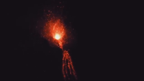 Italian Mount Etna Erupts with Lava Bombs - Sputnik International