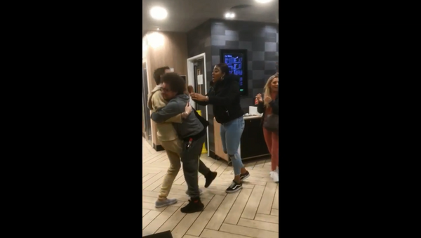 McDonald's customers caught initiating a brawl with restaurant employees over reports that the bathroom had no toilet paper - Sputnik International