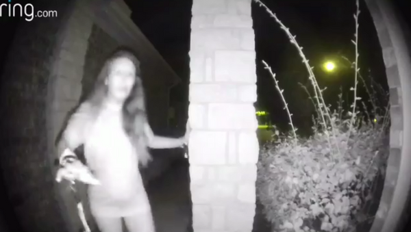 Texas' Montgomery County Sheriff's Office searching for woman captured in home surveillance footage wearing a t-shirt and wrist shackles - Sputnik International
