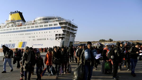 Refugees and migrants walk after disembarking from the passenger ferry Eleftherios Venizelos from the island of Lesbos at the port of Piraeus, near Athens, Greece, December 26, 2015 - Sputnik International