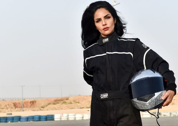 High-Speed Beauty: Meet the Gorgeous Car Racing Lady From Saudi Arabia - Sputnik International