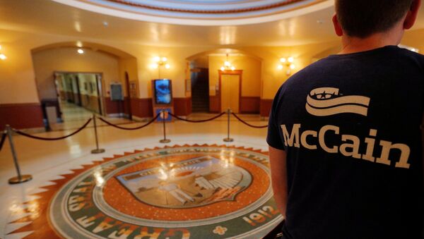 An event organizer wears a McCain t-shirt in the Rotunda of the Arizona State Capitol, where the late U.S. Senator John McCain will lie in state, in Phoenix, Arizona, U.S., August 27, 2018 - Sputnik International