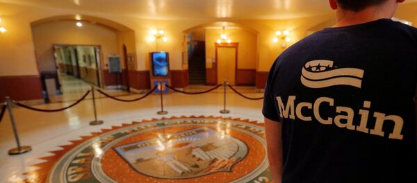 An event organizer wears a McCain t-shirt in the Rotunda of the Arizona State Capitol, where the late U.S. Senator John McCain will lie in state, in Phoenix, Arizona, U.S., August 27, 2018 - Sputnik International