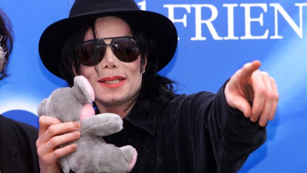 Famous pop singer Michael Jackson points to some hundred fans during a press conference at Munich's Olympic stadium Wednesday, June 9, 1999. Jackson visited the Bavarian capital to promote his charity concert Michael Jackson and Friends on June 27, 1999 - Sputnik International