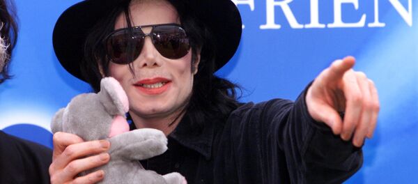 Famous pop singer Michael Jackson points to some hundred fans during a press conference at Munich's Olympic stadium Wednesday, June 9, 1999. Jackson visited the Bavarian capital to promote his charity concert Michael Jackson and Friends on June 27, 1999 - Sputnik International