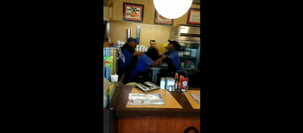 Waffle House employees in Memphis, Tennessee, get into a violent brawl over washing dishes - Sputnik International