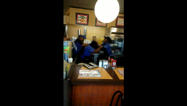 Waffle House employees in Memphis, Tennessee, get into a violent brawl over washing dishes - Sputnik International
