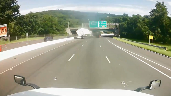 New Jersey police release footage showing the moment a tractor-trailer overturns following road rage incident - Sputnik International