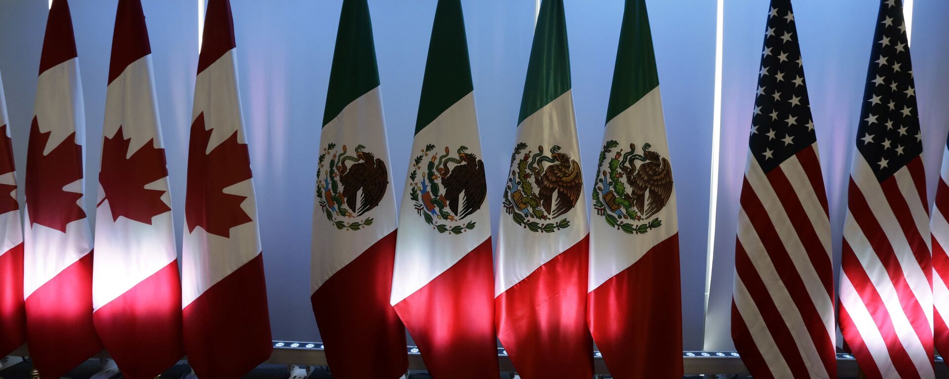 National flags representing Canada, Mexico, and the US are lit by stage lights at the North American Free Trade Agreement, NAFTA, renegotiations, in Mexico City, Tuesday, Sept. 5, 2017. - Sputnik International, 1920, 02.10.2018