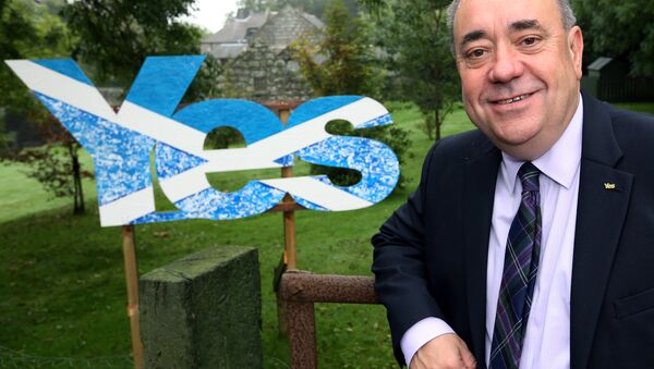 Scotland's then First Minister Alex Salmond poses for photographs outside his home in Strichen, Scotland, Thursday, Sept. 18, 2014. - Sputnik International