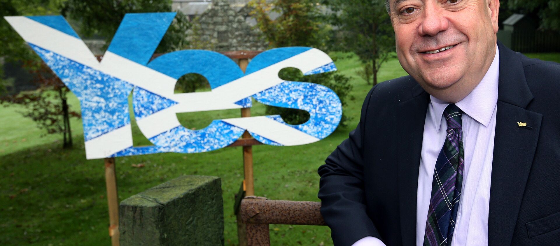 Scotland's then First Minister Alex Salmond poses for photographs outside his home in Strichen, Scotland, Thursday, Sept. 18, 2014.  - Sputnik International, 1920, 26.02.2021