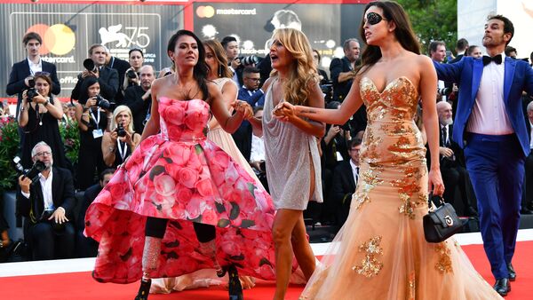 (From L) Paralympic athlete Giusy Versace, Italian singer-songwriter and television presenter, Jo Squillo, and former Miss Italy contestant and TV presenter, who was left scarred after her ex-boyfriend allegedly threw acid in her face, Gessica Notaro arrive for the opening ceremony of the 75th Venice Film Festival, and the premiere of the film First Man, presented in competition at the on August 29, 2018 at Venice Lido - Sputnik International