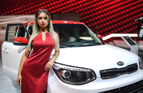 Getting Revved Up: Models Present Cars at Moscow International Automobile Salon - Sputnik International