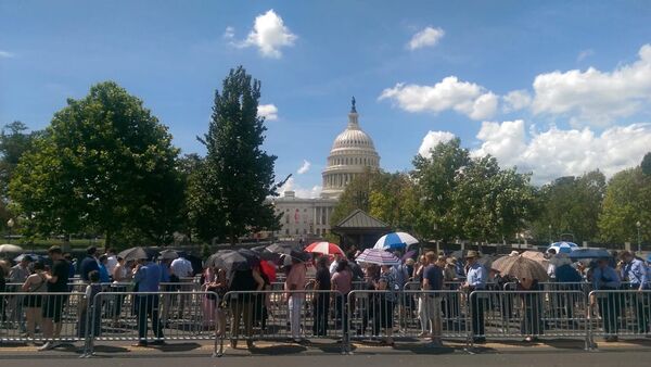 Thousands of people came to Capitol Hill in Washington, DC on Friday to pay tribute to the late US Senator John McCain - Sputnik International