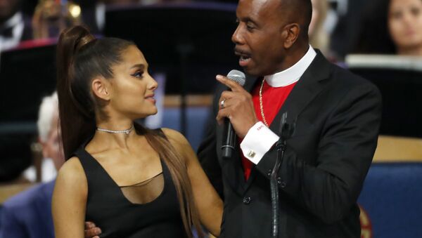 Bishop Charles H. Ellis, III, right, speaks with Ariana Grande after she performed during the funeral service for Aretha Franklin at Greater Grace Temple, Friday, Aug. 31, 2018, in Detroit. Franklin died Aug. 16, 2018 of pancreatic cancer at the age of 76. (AP Photo/Paul Sancya) - Sputnik International