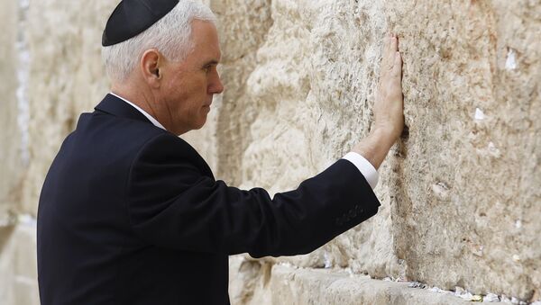 US Vice President Mike Pence touches the Western Wall in Jerusalem's Old City, Tuesday, Jan. 23, 2018 - Sputnik International