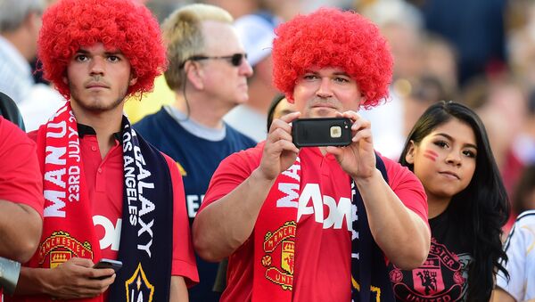 Manchester United fans sporting red-versions of Marouane Fellaini look-a-like wigs await the arrival of players during their Chevrolet Cup match against the LA Galaxy at the Rose Bowl in Pasadena, California on July 23, 2014 - Sputnik International