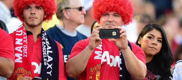 Manchester United fans sporting red-versions of Marouane Fellaini look-a-like wigs await the arrival of players during their Chevrolet Cup match against the LA Galaxy at the Rose Bowl in Pasadena, California on July 23, 2014 Manchester United fans sporting red-versions of Marouane Fellaini look-a-like wigs await the arrival of players during their Chevrolet Cup match against the LA Galaxy at the Rose Bowl in Pasadena, California on July 23, 2014 - Sputnik International