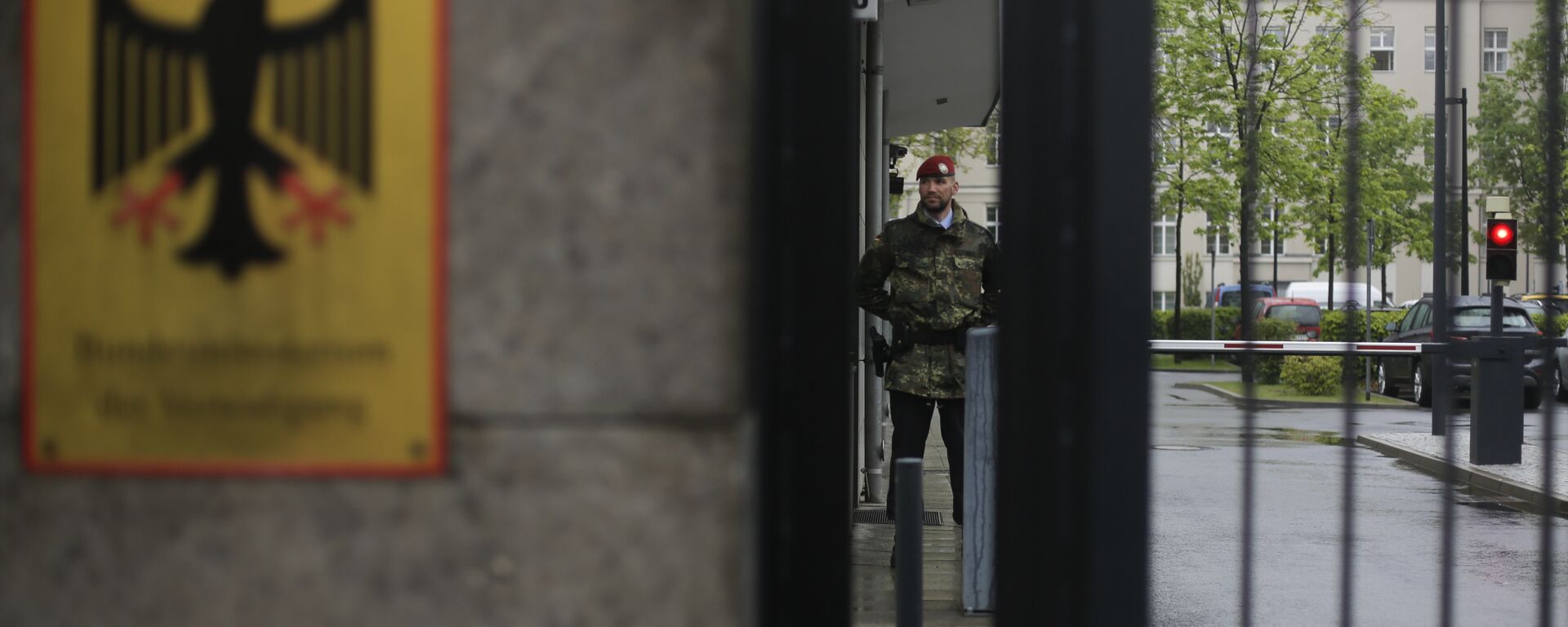 A guard stands at the entrance of the German Defense Ministry  - Sputnik International, 1920, 02.03.2024