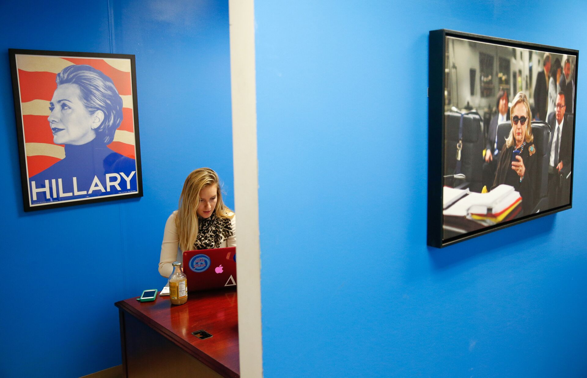 In this April 3, 2015, photo, intern Jessica Lis works at the Ready for Hillary super PAC offices in Arlington, Va. When Hillary Rodham Clinton announces her presidential campaign, as expected, more than a dozen people in a nondescript office building overlooking the Potomac River will blast out the news by email and social media to millions of her supporters, urging them to sign onto her campaign - Sputnik International, 1920, 16.09.2021