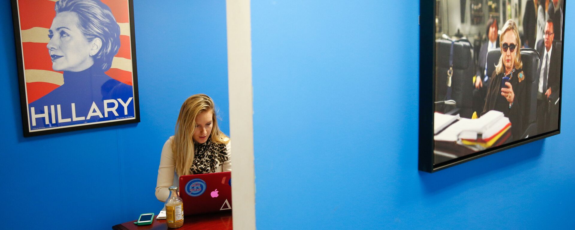 In this April 3, 2015, photo, intern Jessica Lis works at the Ready for Hillary super PAC offices in Arlington, Va. When Hillary Rodham Clinton announces her presidential campaign, as expected, more than a dozen people in a nondescript office building overlooking the Potomac River will blast out the news by email and social media to millions of her supporters, urging them to sign onto her campaign - Sputnik International, 1920, 27.01.2022