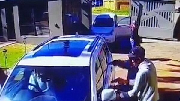 Three gunmen followed the woman into her driveway in Gauteng, South Africa jamming her gates open - Sputnik International