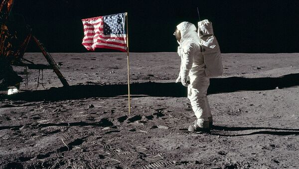 Buzz Aldrin salutes the U.S. Flag - Sputnik International