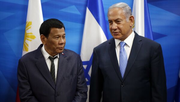Israeli Prime Minister Benjamin Netanyahu, right, stands next to Philippine President Rodrigo Duterte during their meeting in Jerusalem on Monday, Sept. 3, 2018 - Sputnik International