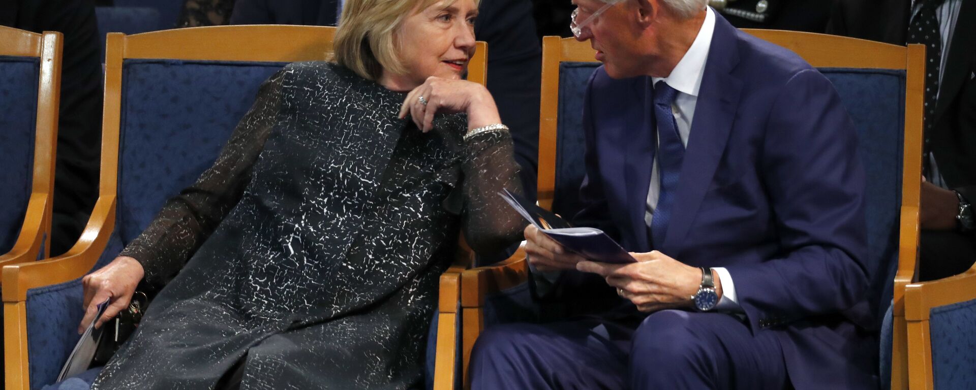 Former President Bill Clinton and wife Hillary Clinton, left, talking during the funeral service for Aretha Franklin at Greater Grace Temple, Friday, Aug. 31, 2018, in Detroit - Sputnik International, 1920, 09.12.2020